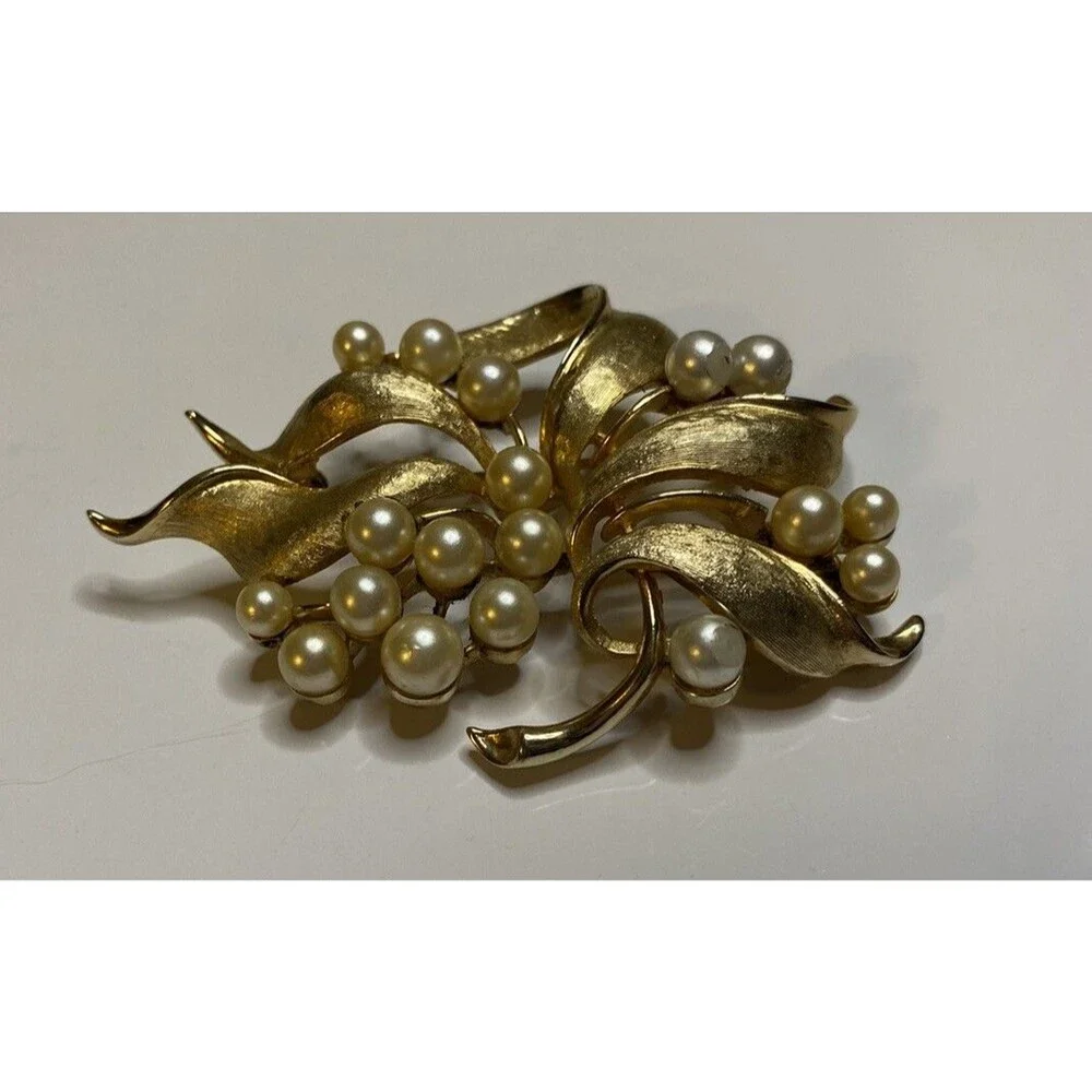 Vintage Signed CORO Goldtone Leaf Brooch with Faux Pearls